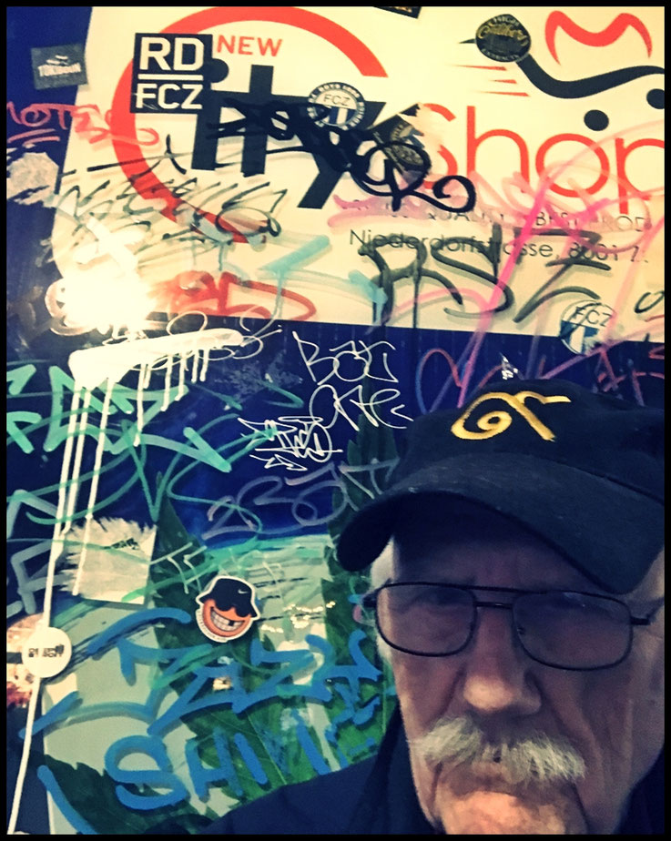 Pedro Meier Unterwegs zur Krimilesung Pestalozzi-Bibliothek, Krimi-Syndikat 8.12.2025, Graffiti, Niederdorf Zürich, Haifischbar Mühlegasse, Kino Radium, Motivsuche True Crime, Selbstporträt Pedro Meier Lyriker Haiku Schriftsteller, Chronik des Augenblicks