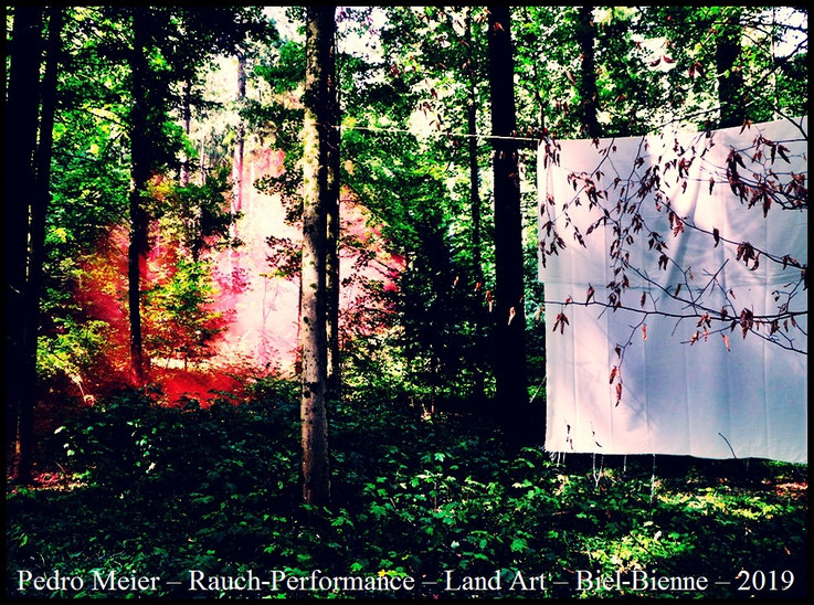 Pedro Meier, Rauch-Sound-Performance, Land Art Biel-Bienne 2019, Raumpoesie, Metapher Wald-Traum-Landschaft, Spiritualität, Schamanismus – Artwork by Pedro Meier Hommage & Paraphrase an John Cage – Chronik des Augenblicks, Gesamtkunstwerk – SIKART Zürich