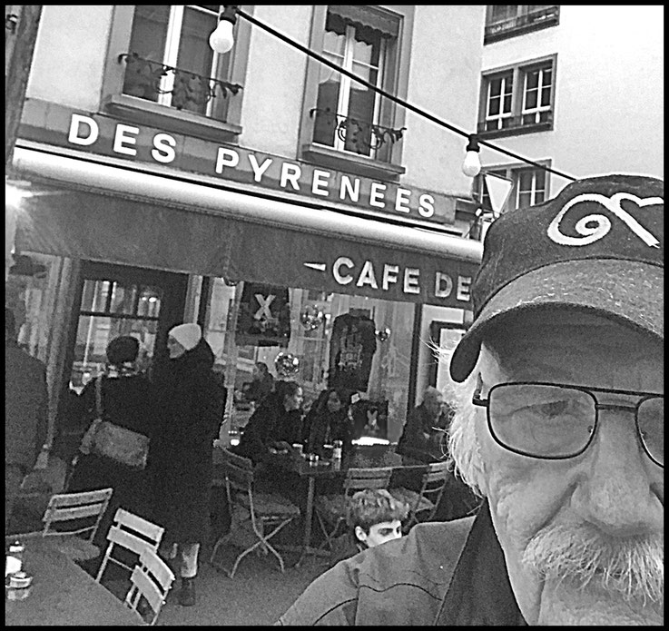 Pedro Meier, Café des Pyrénées, Pyri Szenelokal Kornhausplatz Bern, Pedro Meier Unterwegs, Schreibort, auf Motivsuche, True Crime, Chronik des Augenblicks, Singer-Songwriter Minnesänger Troubadour Lyrik, Dichter Poesie, Pedro Meier Selbstporträt Dez. 2025