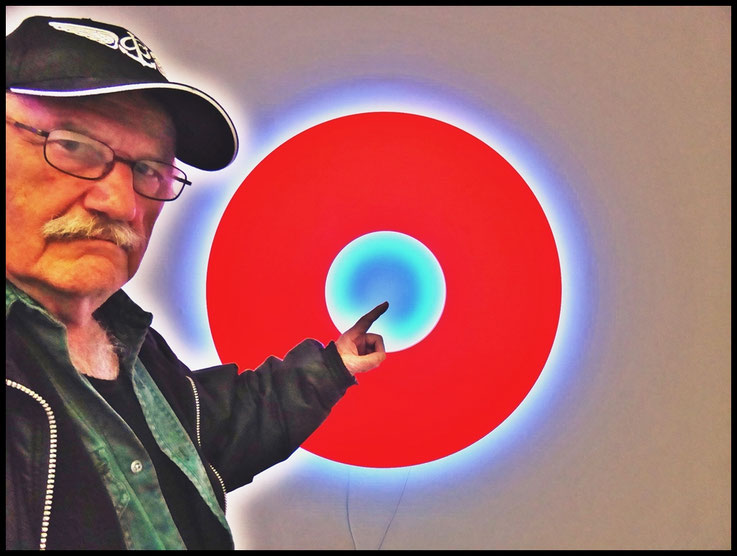 Pedro Meier – Der magische Kreis – Lichtperformance, Lichtinstallation, Selfie Art Project 2016 by Pedro Meier Lyriker Schriftsteller, Multimedia Artist, Conceptual Art, Spoken World Performance, Gesamtkunstwerk, Atelier Niederbipp & Anderswo, Kunsthalle 