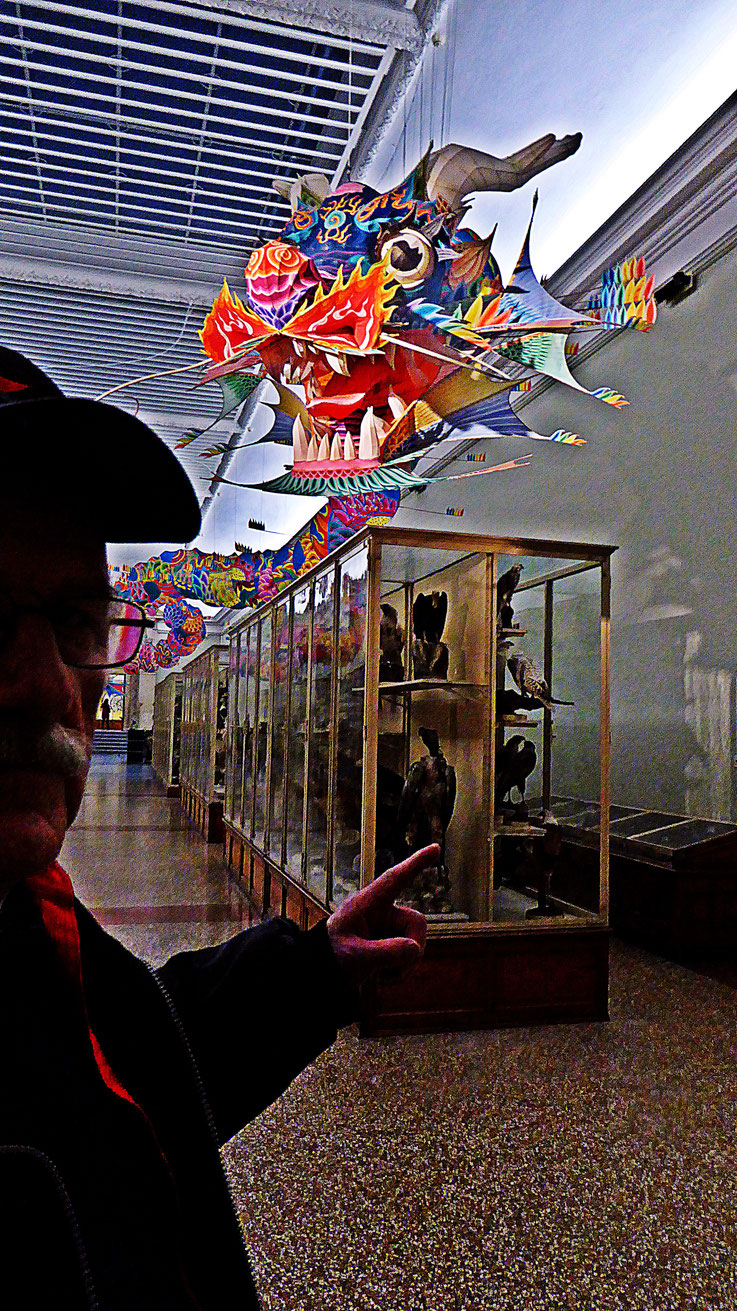 Pedro Meier – Ai Weiwei »With Wind« Chinese dragon – »D'ailleurs c'est toujours les autres«, Musée cantonal des Beaux-Arts Lausanne, (Uli Sigg – Bernard Fibicher) – »Selfie-Art-Project« 2017 Pedro Meier Multimedia Art, Gerhard Meier Weg Niederbipp Bangkok