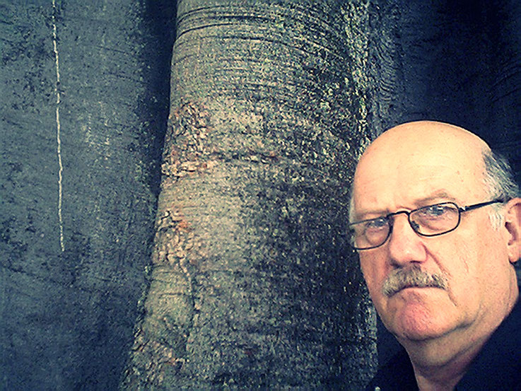 Pedro Meier SelfieArt – Sydney with Smooth Tree Trunk – Studio Potts Point, formerly known as Woolloomooloo, New South Wales – 2005 © Pedro Meier Multimedia Artist MoMA Visual Art Museum Bangkok,  FLUXUS – DADA – SIKART Zürich – Niederbipp – Switzerland