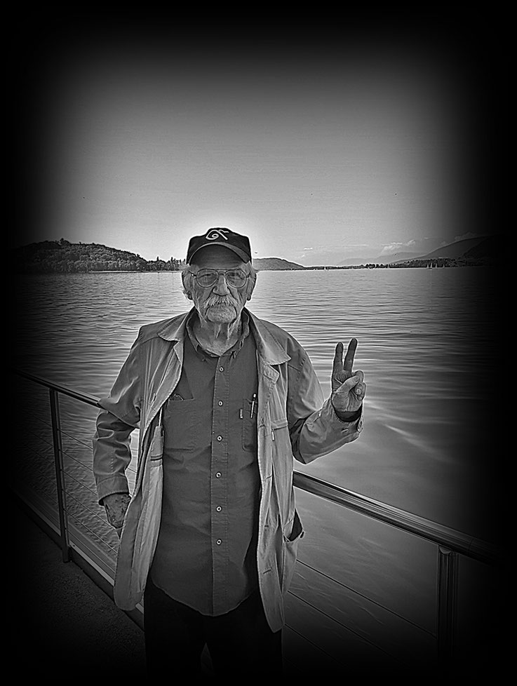 Pedro Meier Camera Obscura, Lochkamera, Bielersee im Hintergrund Sankt Petersinsel, Literaturschiff, Autorenlesung 10.5.2025, Selfie Art Project by Pedro Meier, Schriftsteller, Lyriker, Multimedia Artist, AdS Schweiz Autorenlexikon Literaturport Berlin