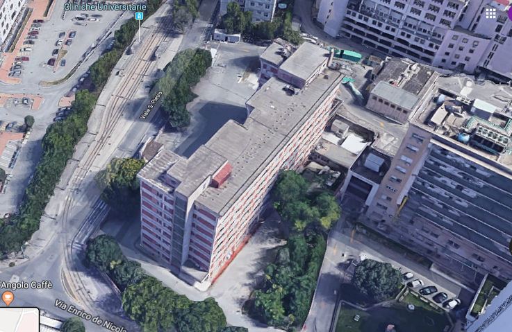 Ecco l'edificio che è stato demolito. La motivazione della demolizione è stata che lo stesso aveva problemi statici.