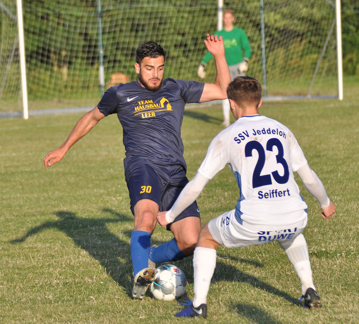 Germanias David Goguadze gegen Jeddeloh-Neuzugang Moritz Seiffert, der vom FC St. Pauli kam.