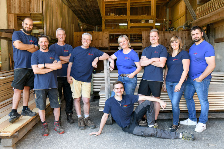 Familie Raith mit dem Team vom Sägewerk Raith.