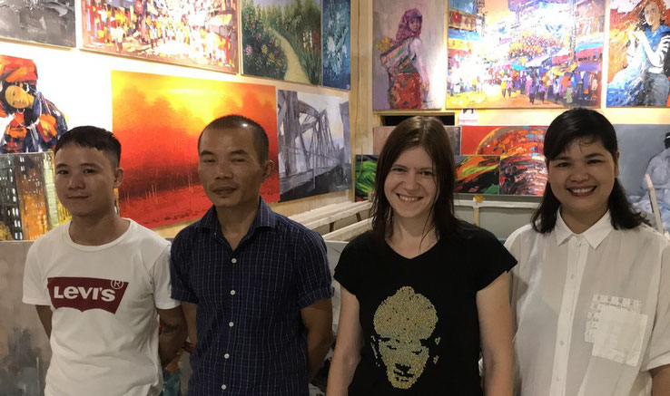 Zu Besuch in der Partner-Galerie: Künstler Nguyen Tho Hieu und Do Van Binh, Susanne Höhne und Galeristin Nguyen Thi Bien