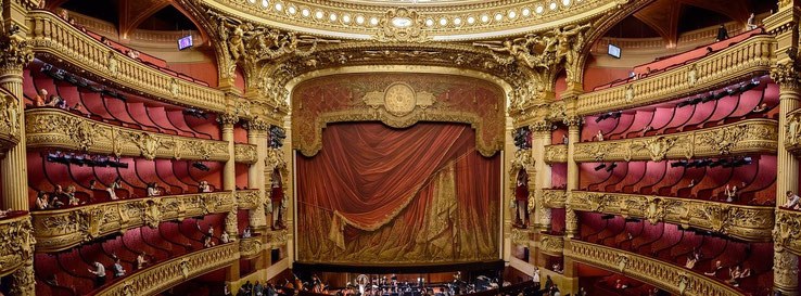 Scène de théâtre vue depuis la salle, symbolisant les rôles joués dans nos relations selon le triangle de Karpman – accompagnement thérapeutique pour sortir des schémas victime, sauveur et bourreau en Vendée.