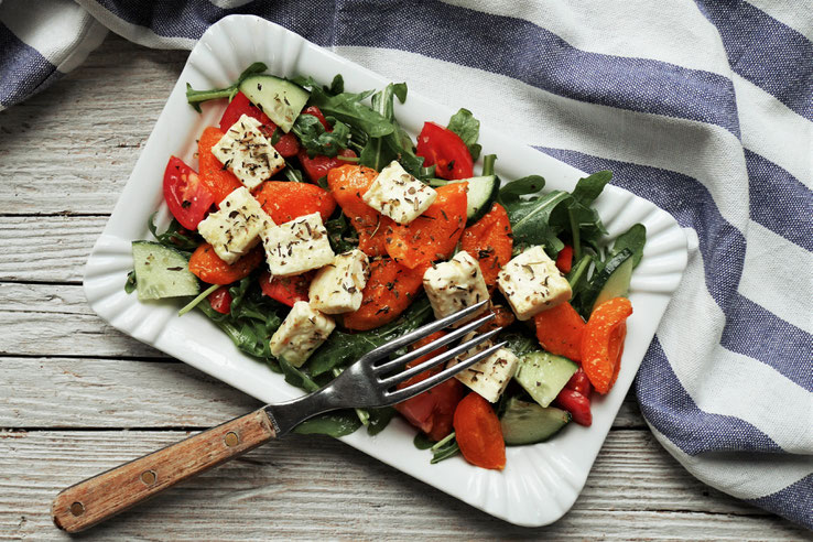 Salat mit Marillen und Feta