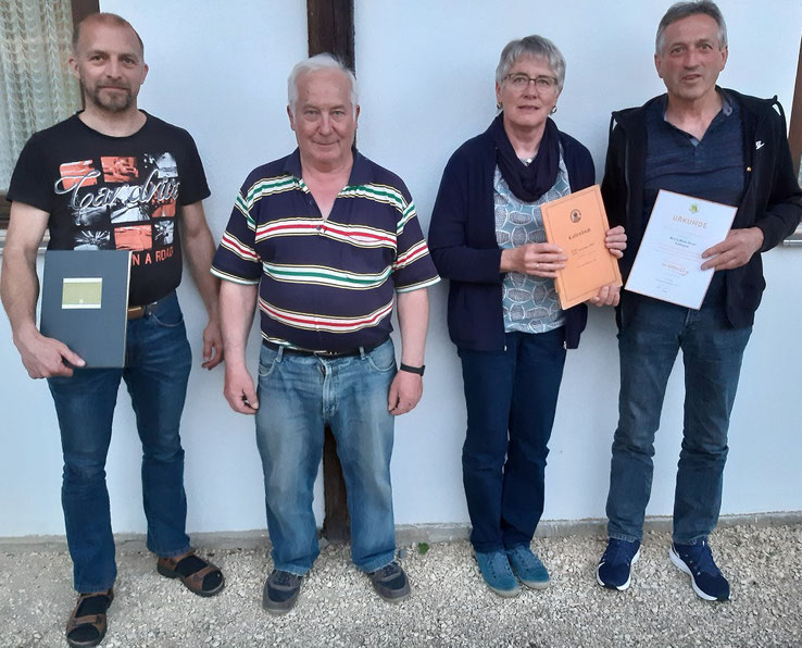 "Imkerverein Ehrung Buser und Ämterübergabe" (Foto: Reinhold Schwarz) von links: Daniel Späth übernimmt den Schriftführer von Alois Reiter (2. v. l) und Erika Scherer (3. v. l.), übernimmt Kasse von Hans Buser - auch geehrt 15 Jahre Mitglied.