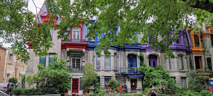 Les façades colorées Rue St Denis (Square St Louis)