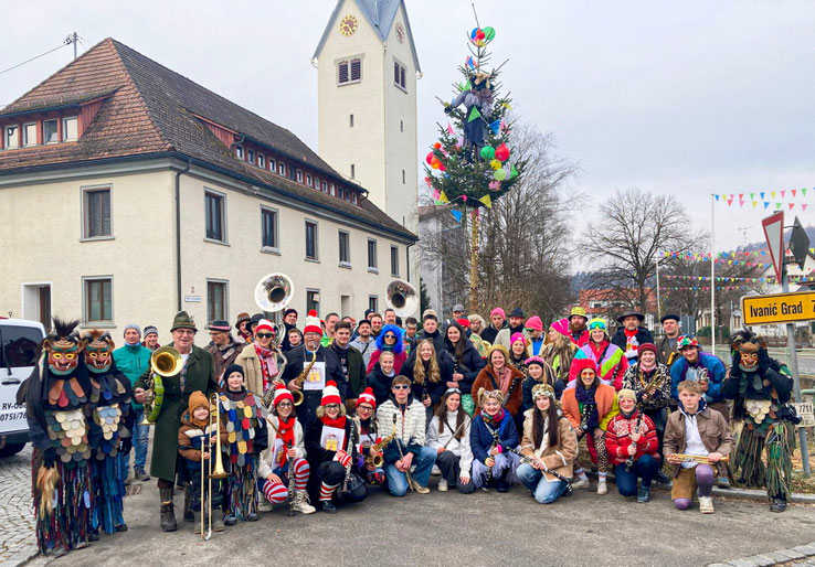 Gesamtbild aller Schnurranter-Gruppen, samt Kassierern und ein paar Bollenbachgeister, mit dem tollen Laimnauer Fasnetsbaum im Hintergrund.