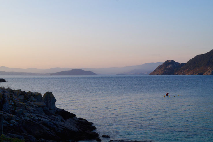 Blick von der Playa Nosa Señora de Carracido auf das Meer am frühen Morgen nach der Yoga-Session