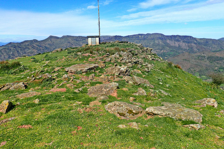 Le cairn sommital est près de cette petite antenne.