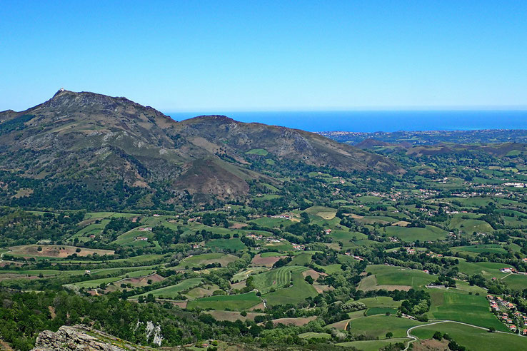 À gaucje, la Rhune. Au centre Saint-Jean-de-Luz.