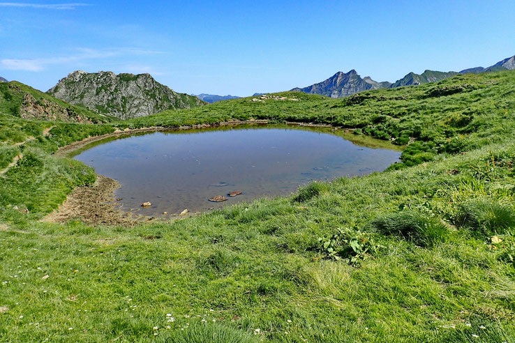 Ce premier lac, qui ressemble plutôt à une mare, n'est pas propice à un petit bain de pieds (comme tous les suivants d'ailleurs).