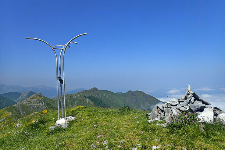 En plus du cairn sommital, un petit monument commémoratif.