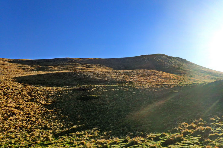 Montée hors sentier vers une première crête.
