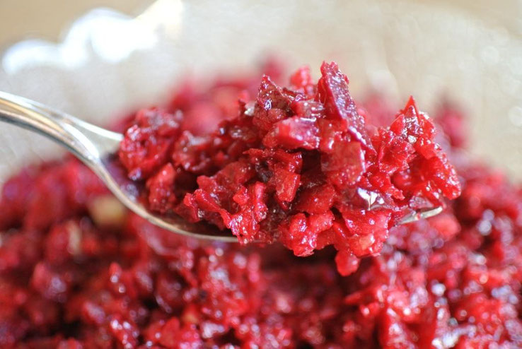 Rote-Bete-Salat aus roher Roter Beete mit Apfel