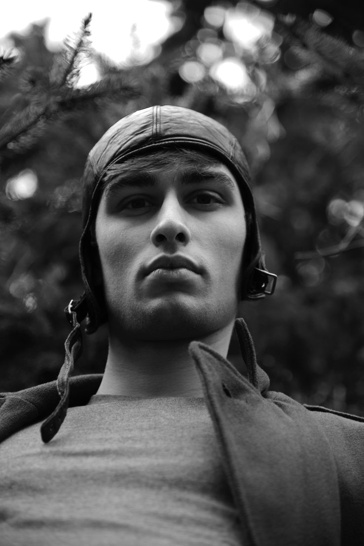 Portrait d'un mannequin avec une ancienne casquette pilote en noir et blanc réalisé par Vivien Liskovsky