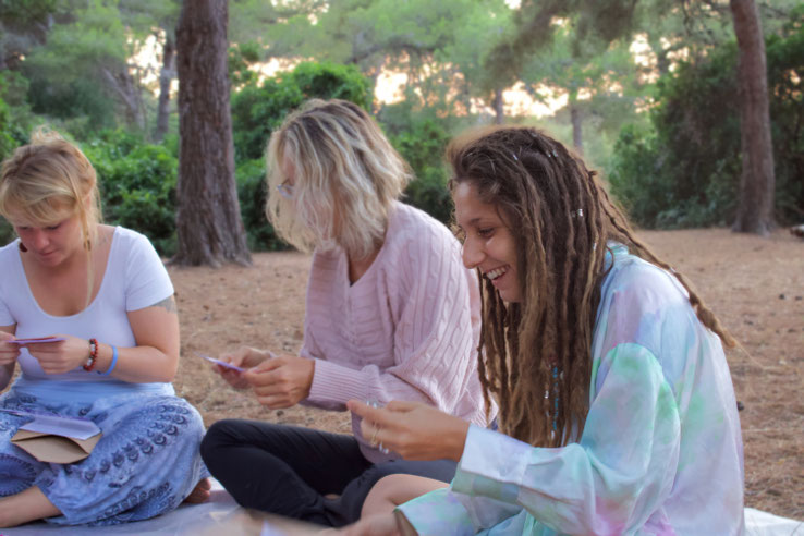 femmes qui découvrent un oracle spirituel en pleine nature cercle de reconnexion à soi astrotopia var