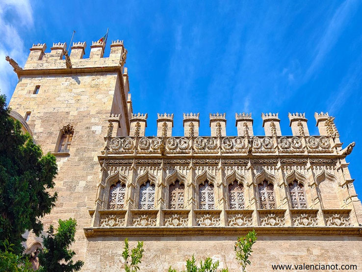 Fachada interior del Consulado del Mar. Si hay un edificio que simbolizo la pujanza y la riqueza del siglo XV valenciano, ese es la Lonja de la Seda. Algunos medallones con las esfinges de algunos de los reyes de Valencia.