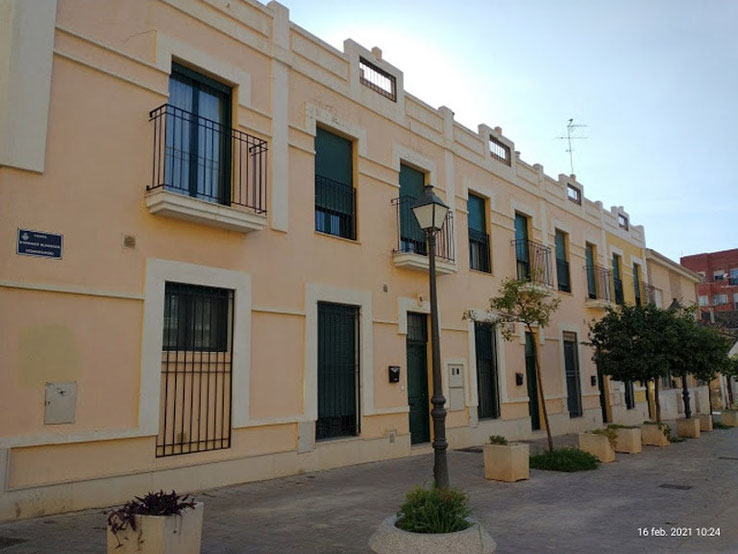 Viviendas adosadas valoradas en más de 200.000 euros en el barrio de Campanar (Valencia), concretamente en la calle Jesús Ribera Faig, han sido ocupadas ilegalmente desde hace años.