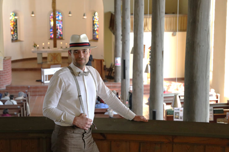 Der Pianist, Sänger und Organist Thomas Kübler gastiert am Sonnabend, 1. August 2026, um 16:00 Uhr in der Stadtkirche Friesack. Mit seinem Programm „Mein Herz schlägt Heimat“ präsentiert er Chansons, Swing und unvergessene Schlager vergangener Jahrzehnte.