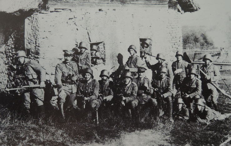 Offiziere/Soldaten - vor ihrem Quartier in Haideggendorf (Foto aus dem Buch von Adolf Reinbacher [siehe Bibliographie])