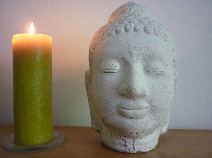 Buddhakopf aus weißem Stein mit brennender Kerze daneben - Bad Reichenhall / Berchtesgadener Land - Heilpraktiker Martin Johannes Gahbauer