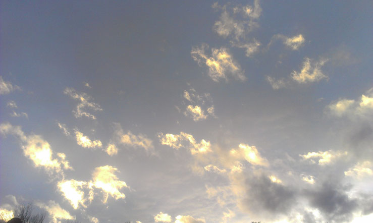 Blauer Himmel mit einzelnen Wolken.