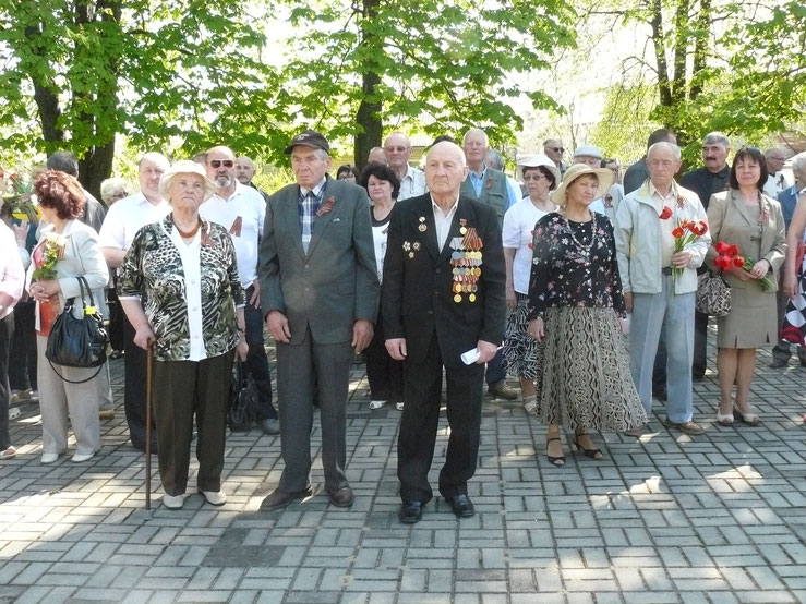 Ветераны ВОВ, военные пенсионеры, члены их семей.