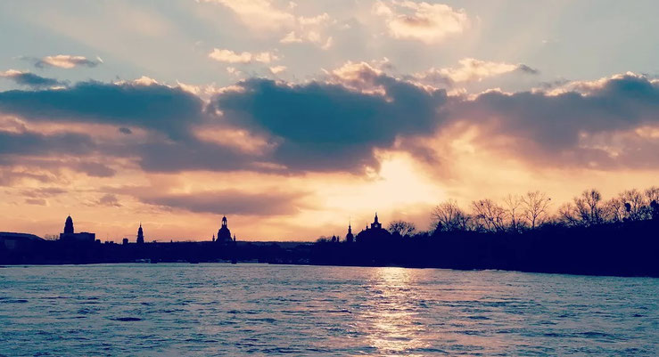 Dresden am Abend - vom Wasser aus