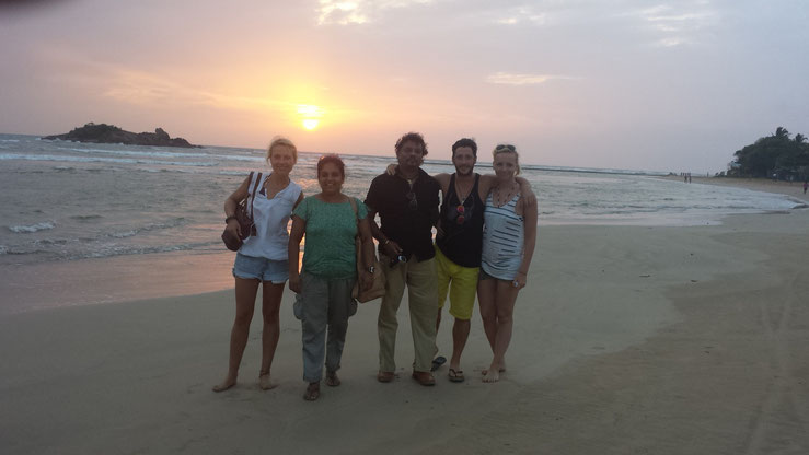 Ein Bild mit Nimalika und Ajith Abeysekera und dem Besuch aus Deutschland an einem Strand an der Westküste Sri Lankas, welches Gebiet extrem durch den Tsunami 2004 weiträumig zerstört wurde
