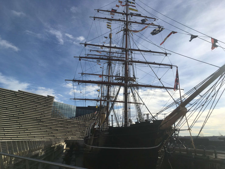 Die RRS Discovery vor dem V&A Museum in Dundee