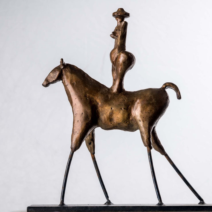 Photo d'une sculpture de Didier fournier représentant un cheval monté par une écuyère debout