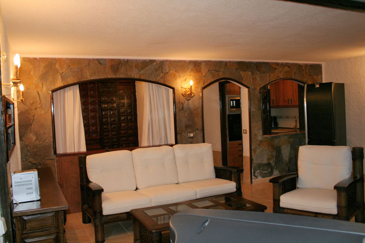 Blick zur Küche und Blick zum Schlafzimmer auf der anderen Seite.