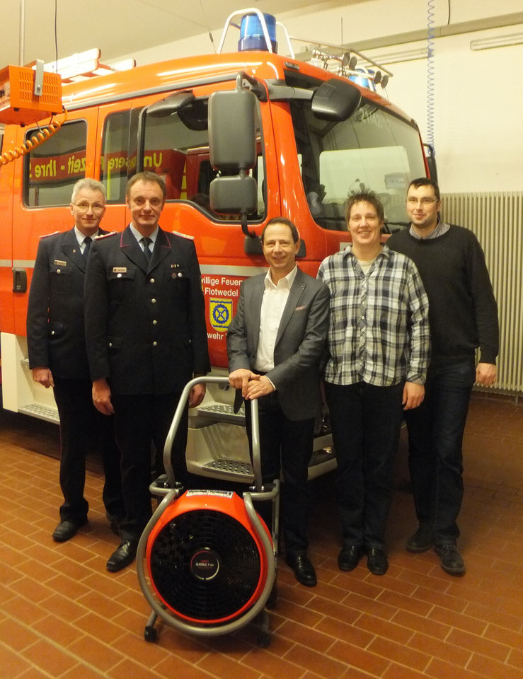 Übergabe des Elektrolüfters durch den Vorstand des Fördervereins an die Ortsfeuerwehr Wienhausen