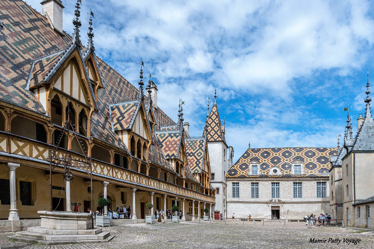 Cour d'honneur et toits polychromes, Hospices civils de Beaune