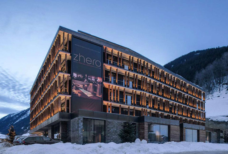 Aussenansicht im Schnee vom Hotel Zhero