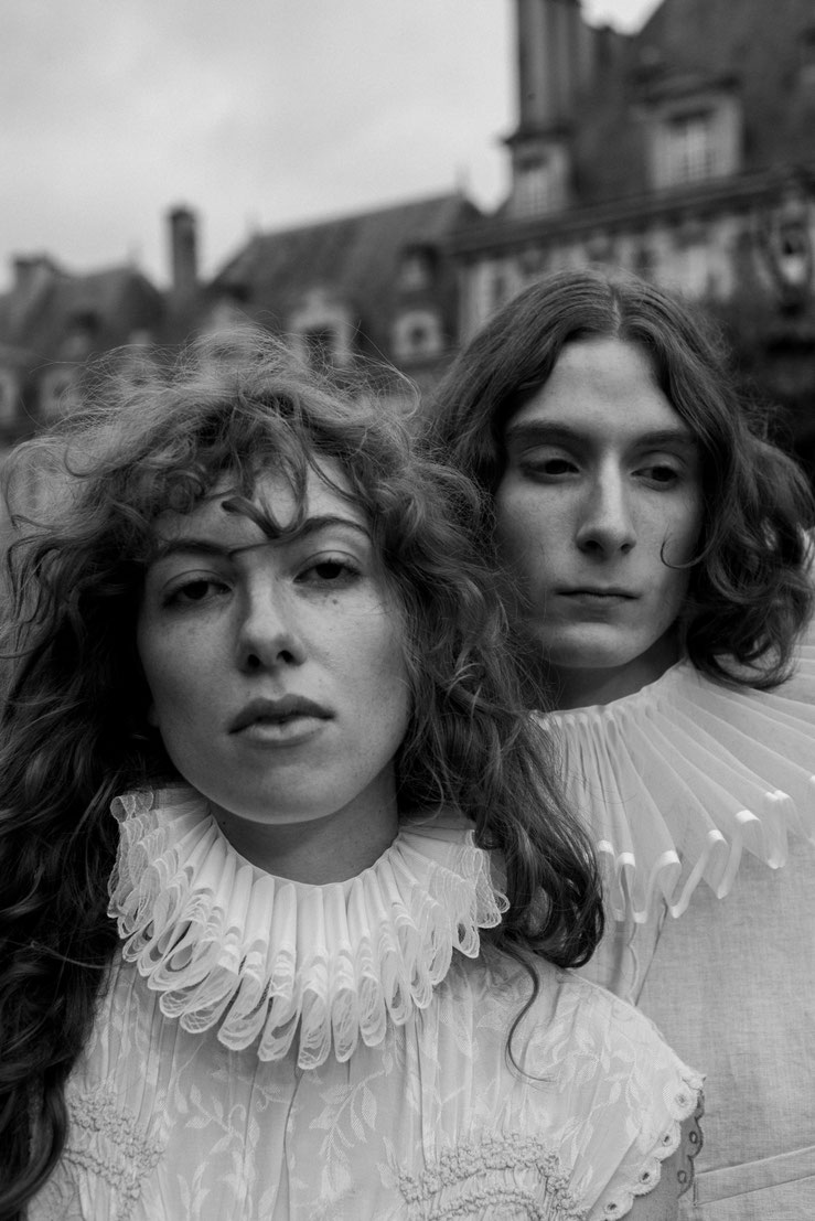 portrait d'un homme et une femme en noir et blanc prise sur la place de Vosges à Paris