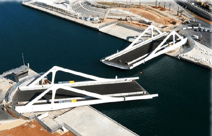El Puente Giratorio de la Marina Real Juan Carlos I del puerto de Valencia, fue finalizado en 2008 y su construcción duró 8 meses con un de presupuesto de 14 millones de euros.