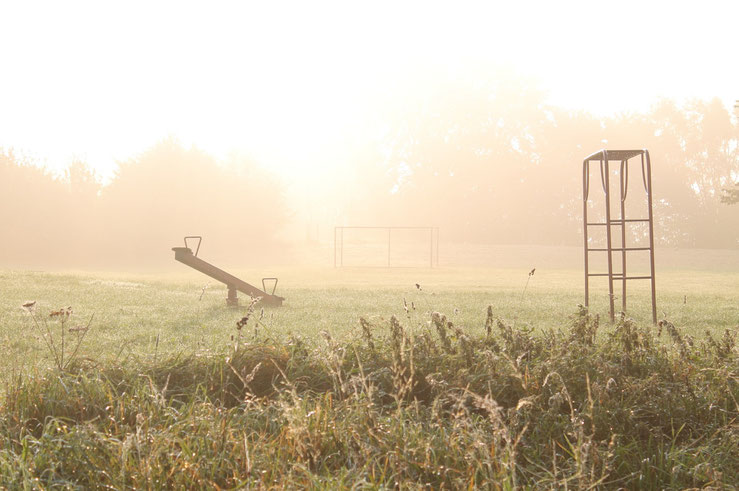 Bild: Spielplatz im Morgennebel (Foto: Karena Hoffmann-Wülfing)