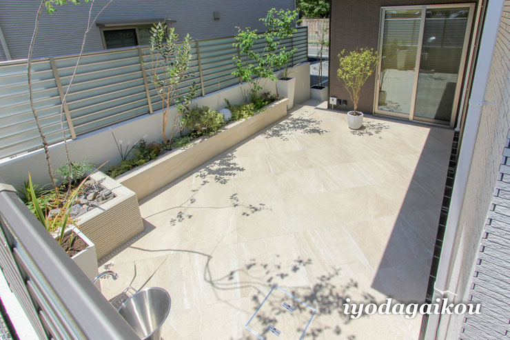 リビング前に素敵に広がる Tile Terrace Gardenのあるお家 素敵と便利をプラスする豊橋市の外構専門店 イヨダ外構 リビング前に素敵に広がる Tile Terrace Gardenのあるお家 素敵と便利をプラスする豊橋市の外構専門店 イヨダ外構