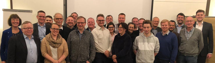 FDP-Wahlkämpfer aus dem gesamten Kreis Gütersloh haben sich mit Oliver Stirböck MdL (mittig, weißes Hemd) auf die Kommunalwahlen 2020 vorbereitet.