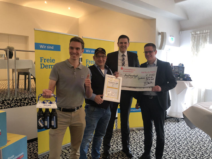 FDP und JuLis verleihen den Gründerpreis an Alexander Brock von CLICK-IT Systems GmbH in Verl. v.l.n.r. Martin Stollberg (JuLis), Alexander Brock, Patrick Büker (FDP-Kreisvorsitzender), Thorsten Baumgart (stellv. FDP-Kreisvorsitzender)