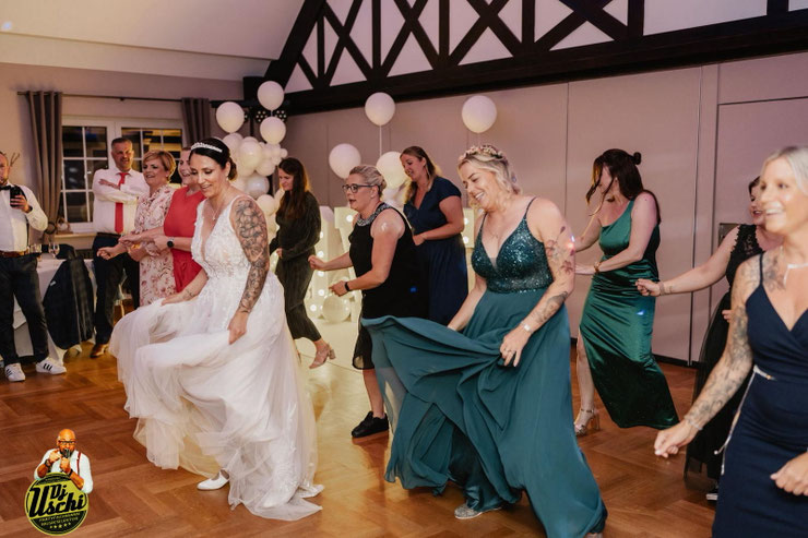 Wenn die Braut mit ihren Mädels auf der eigenen Hochzeit einfach nur Spaß hat.