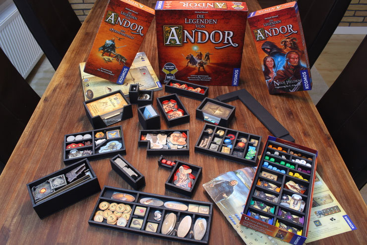Insert für Die Legenden von Andor Teil 1. Das Inlay liegt mit Spielmaterial befüllt auf einem Tisch.