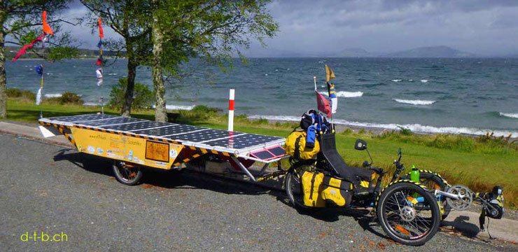 Solar Trike: Solatrike vor einem See mit wolkenverhangenem Himmel.