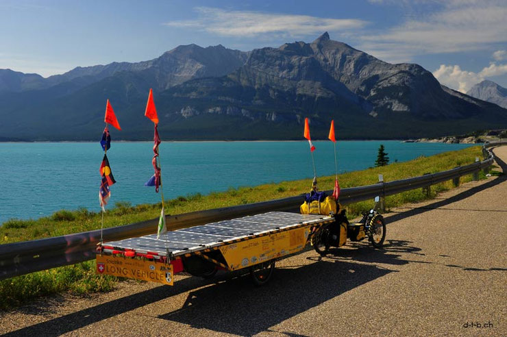 Das Solatrike vor blauem See und hohen Bergen in Kanada.